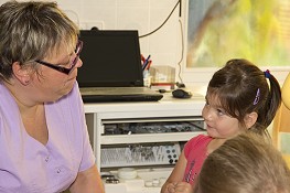 Kinderzahnheilkunde in Tantow/Uckermark - Kinder im Gespräch mit der Zahnärztin - Anklicken zum Vergrößern (60kB)