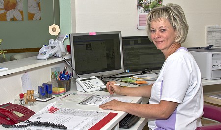 Eva Kolbe vom Team der Zahnärztin Jenek - Bild anklicken, um es zu vergrößern (88 kByte). Eva Kolbe vom Team der Zahnärztin Jenek - Bild anklicken, um es zu vergrößern (88 kByte).